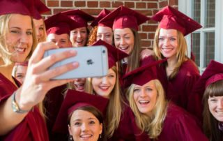 SZ-Bildungsmarkt Media School Ansolventinnen Selfie