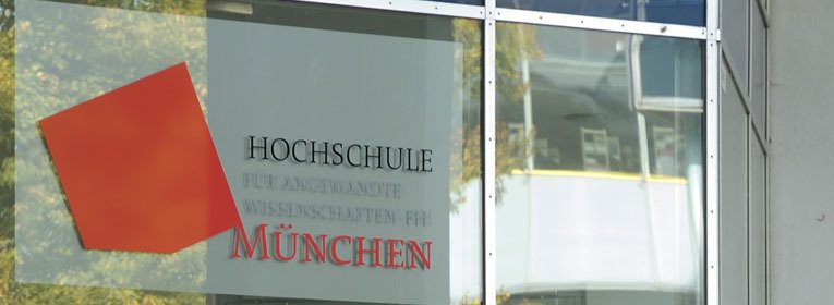 SZ Bildung - Hochschule München - brand sde detail Hochschule Muenchen logo Eingang.jpg            
