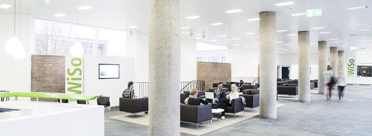 SZ Bildung - Universität zu Köln - brand sde detail MBA Uni Ko ln Studierende Campus innenraum.jpg            