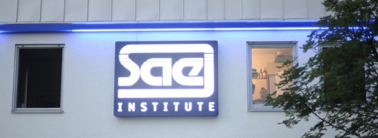 SZ Bildung - SAE Institute - brand sde detail SAE medien hochschule leuchtwerbung logo.jpg            