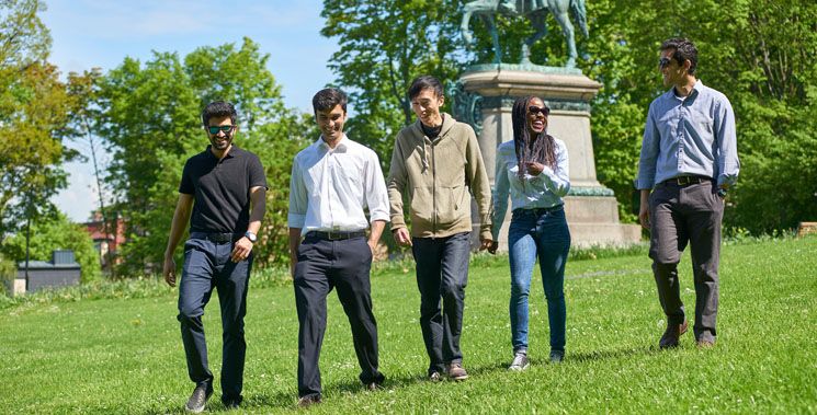 SZ Bildung - Hochschule Coburg - HS Coburg students in the park.jpg            